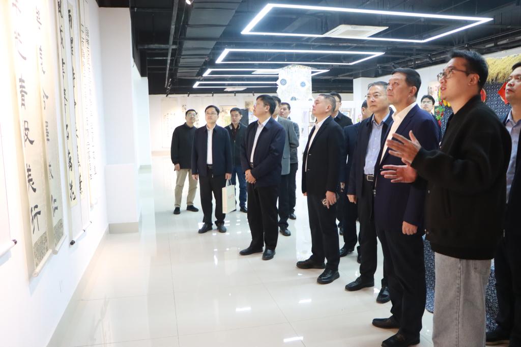 20241021陈永生部长、左文副市长来滚球官网调研 (2).jpg